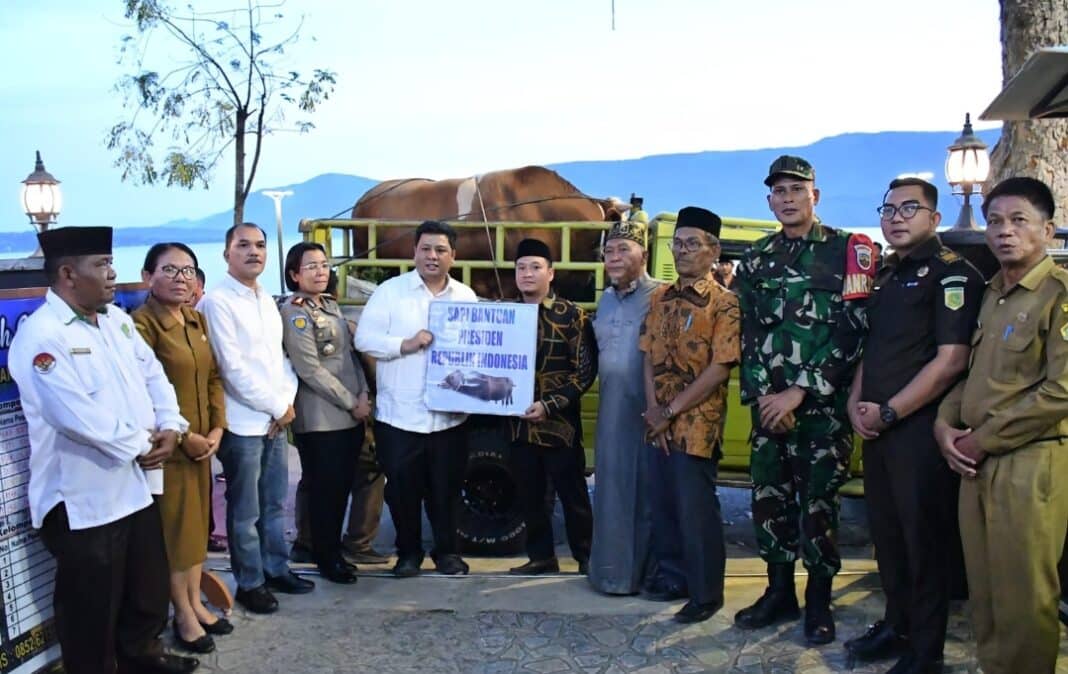 Menjelang Hari Raya Idul Adha 1447 H/2026, Pemerintah Kabupaten Samosir menyerahkan hewan qurban kepada umat Muslim se-Kabupaten Samosir sebagai bentuk perhatian, kepedulian sosial, sekaligus penguatan nilai toleransi antarumat beragama di Kabupaten Samosir.