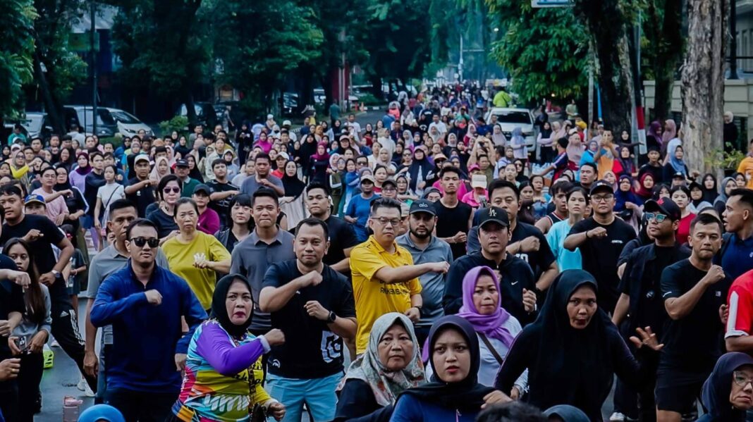 Wali Kota Medan, Rico Tri Putra Bayu Waas, bersama unsur Forkopimda mengikuti senam pagi dan berbaur dengan masyarakat saat kegiatan car free day di kawasan Lapangan Merdeka Medan, Minggu (24/5/2026). Suasana penuh kebersamaan dan kekompakan terlihat sepanjang kegiatan berlangsung.