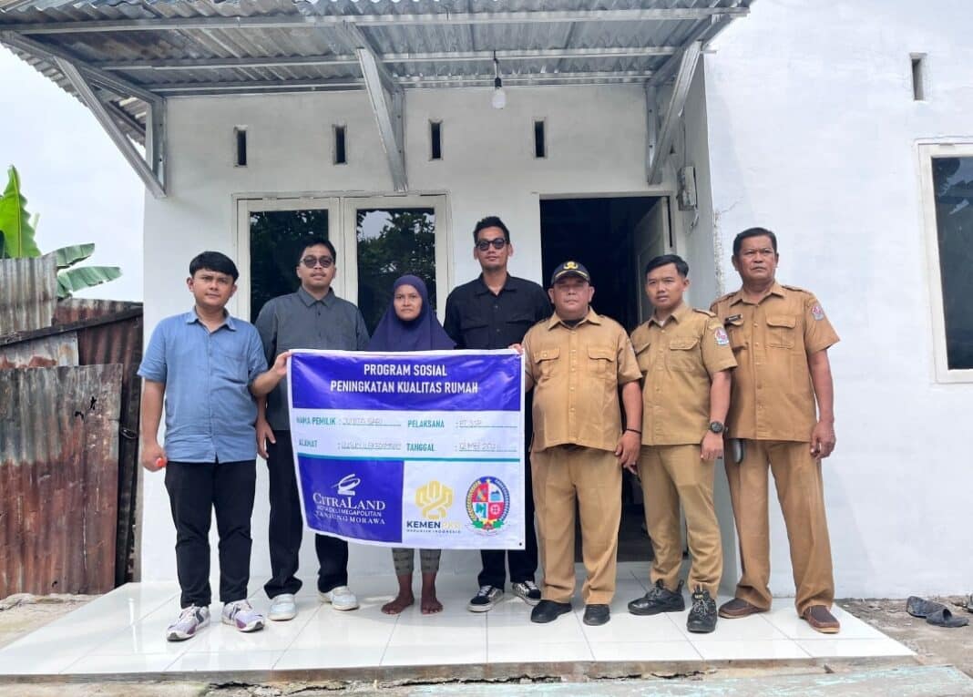 Perwakilan CitraLand Group bersama pemerintah desa menyerahkan rumah hasil program CSR bedah rumah kepada warga penerima bantuan di Deli Serdang, Selasa (12/5/2026). Program tersebut membantu masyarakat berpenghasilan rendah mendapatkan hunian yang lebih layak, aman dan nyaman untuk ditempati bersama keluarga.