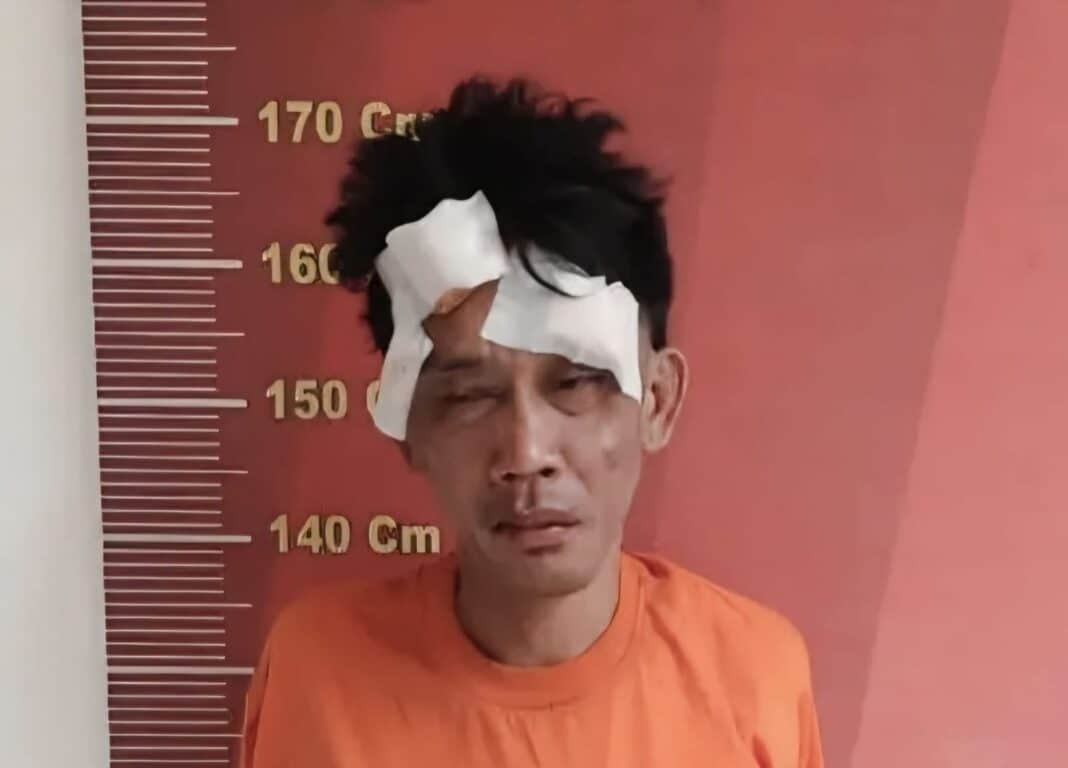 Petugas Polsek Medan Area mengamankan terduga pelaku percobaan pencurian sepeda motor di kawasan Jalan Denai, Medan Denai, Minggu (24/5/2026). Pelaku diamankan bersama barang bukti usai aksinya digagalkan warga dan personel Reskrim saat patroli berlangsung.