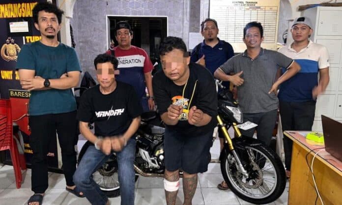 Personel Satreskrim Polres Pematangsiantar mengamankan dua terduga pelaku pencurian dengan pemberatan sepeda motor dinas milik Kodim 0207/Simalungun usai ditangkap di Jalan Viyata Yudha, Kecamatan Siantar Sitalasari, Senin (18/5/2026). Polisi masih melakukan pengembangan untuk mencari kendaraan dinas yang telah dijual pelaku.