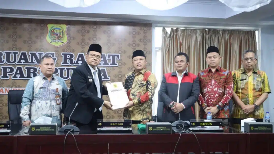 Bupati Dairi, Vickner Sinaga menerima rekomendasi DPRD terhadap LKPJ tahun anggaran 2025, dalam sidang paripurna, Kamis (30/4/2026) (Istimewa/Diskominfo)