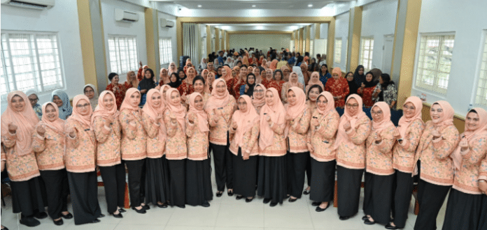 Penasihat DWP Sumut Titiek Sugiharti bersama Ketua DWP Sumut Evi Novida Sulaiman Harahap, pengurus DWP, narasumber, dan peserta berfoto bersama usai Sosialisasi Pencegahan dan Penanganan Kekerasan Dalam Rumah Tangga (PKDRT) di Aula DWP Sumut, Jalan Cik Ditiro, Medan, Rabu (20/5/2026).