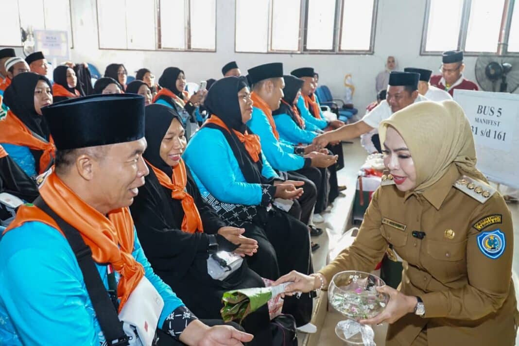 Dilepas Bupati Maya Hasmita, 218 Jamaah Haji Labuhanbatu Kloter 13 Bertolak ke Tanah Suci