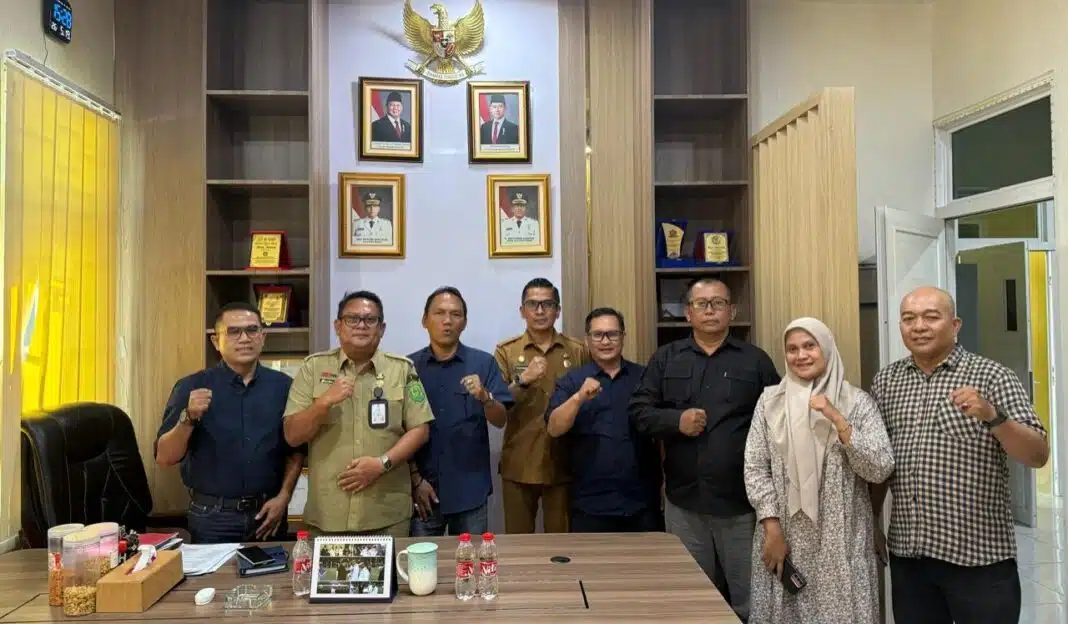 Kepala Dinas Ketahanan Pangan, Pertanian, dan Perikanan (KP3) Kota Medan, Ahmad Untung Lubis, menerima audiensi pengurus Persatuan Wartawan Pemko Medan (PWPM) di Kantor Dinas KP3 Medan, Selasa (19/5/2026). Pertemuan membahas sinergi publikasi program pemerintah serta pengawasan kesehatan hewan kurban menjelang Iduladha 1447 Hijriah.