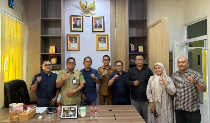 Kepala Dinas Ketahanan Pangan, Pertanian, dan Perikanan (KP3) Kota Medan, Ahmad Untung Lubis, menerima audiensi pengurus Persatuan Wartawan Pemko Medan (PWPM) di Kantor Dinas KP3 Medan, Selasa (19/5/2026). Pertemuan membahas sinergi publikasi program pemerintah serta pengawasan kesehatan hewan kurban menjelang Iduladha 1447 Hijriah.