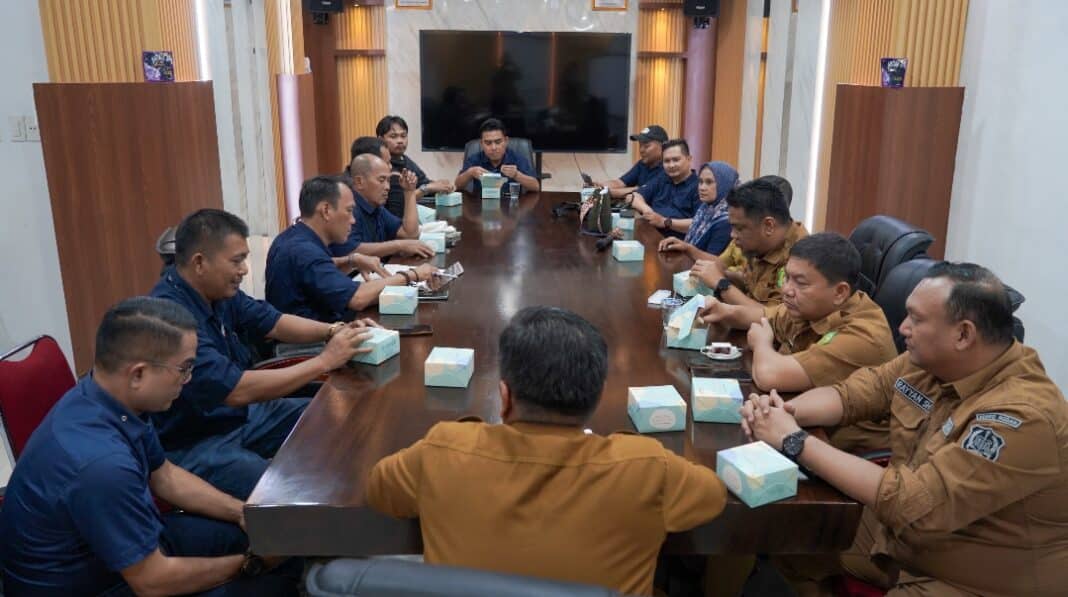 Kepala Dinas Pemuda dan Olahraga Kota Medan Tengku Chairuniza bersama jajaran pengurus Persatuan Wartawan Pemko Medan berfoto bersama usai pertemuan silaturahmi dan penguatan sinergi di Medan, Senin (11/5/2026). Pertemuan tersebut membahas kolaborasi memasyarakatkan olahraga serta pemberdayaan generasi muda di Kota Medan.