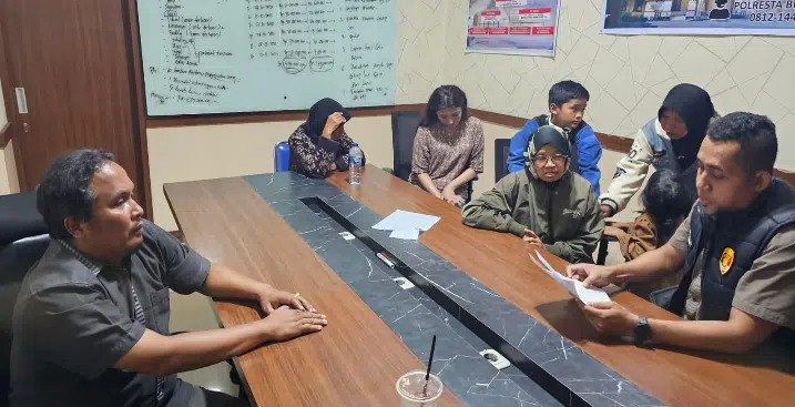 Tersangka JRF, eks finalis Putri Indonesia Riau, diamankan aparat Polda Riau terkait dugaan praktik kecantikan ilegal yang menyebabkan puluhan korban mengalami luka serius hingga cacat permanen di Pekanbaru.