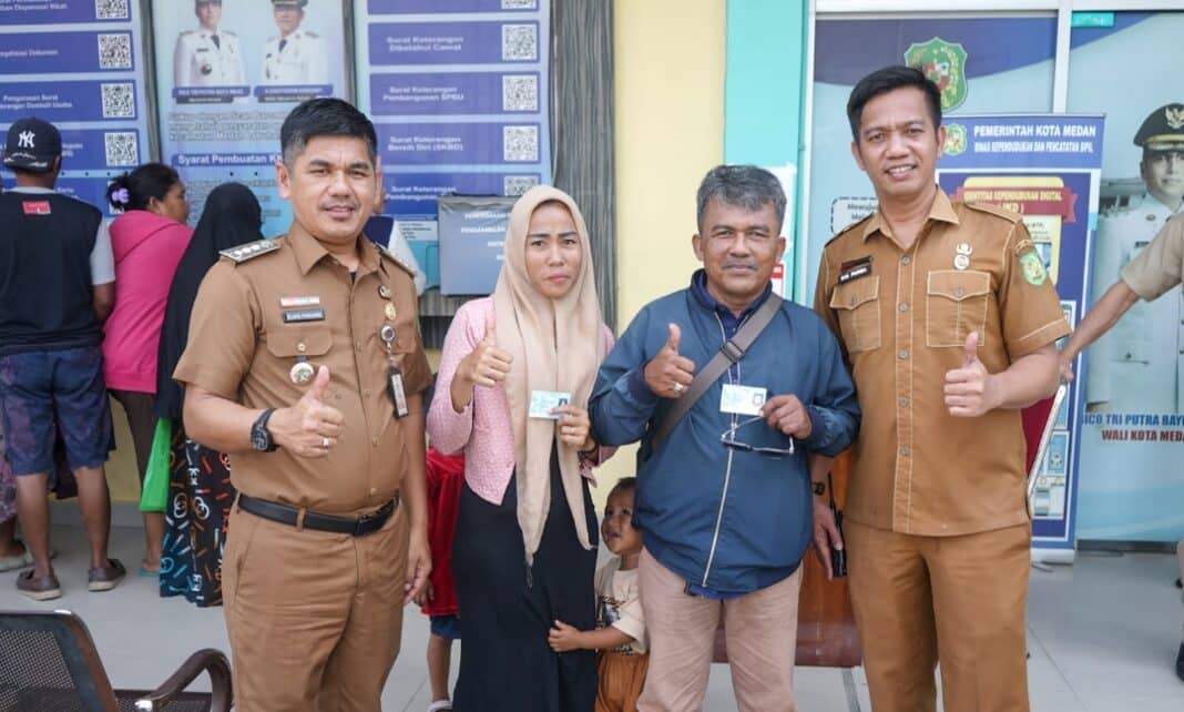 Warga mengurus pencetakan E-KTP dan aktivasi Identitas Kependudukan Digital (IKD) di Kantor Camat Medan Labuhan, Selasa (12/5/2026). Kebijakan Rico Tri Putra Bayu Waas yang mengaktifkan kembali layanan adminduk di kantor kecamatan mendapat sambutan positif karena mempermudah masyarakat mengurus dokumen kependudukan secara cepat dan gratis.
