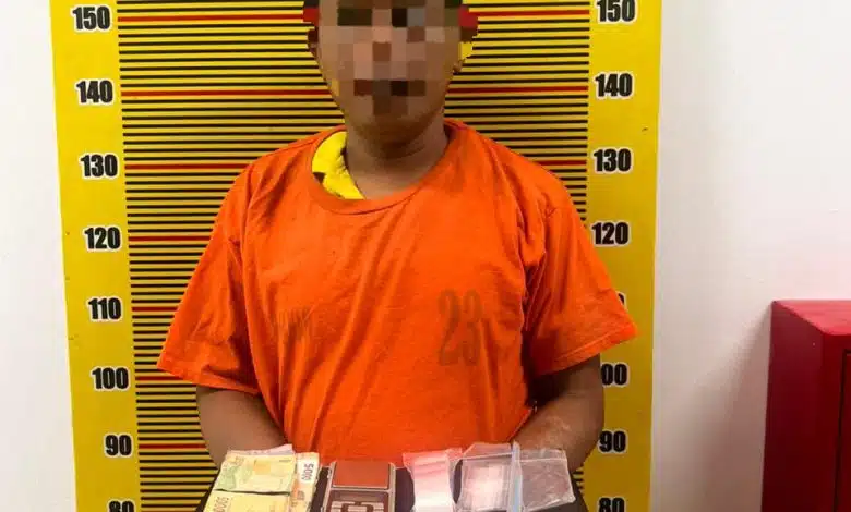 Tersangka ZA alias ARI (45) diamankan personel Ditresnarkoba Polda Sumut saat penggerebekan kasus peredaran sabu di Jalan Bromo Gang Satia, Kecamatan Medan Denai, Kamis (14/5/2026). Dari lokasi, polisi menyita lima paket sabu, timbangan elektrik, plastik klip kosong dan uang tunai yang diduga hasil transaksi narkoba.