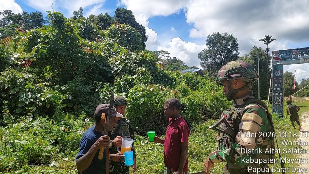 Prajurit Pos Subin bersama masyarakat Kampung Subin, Papua Barat, melaksanakan gotong royong membersihkan lingkungan dan memperbaiki fasilitas umum sebagai wujud kemanunggalan TNI dengan rakyat.
