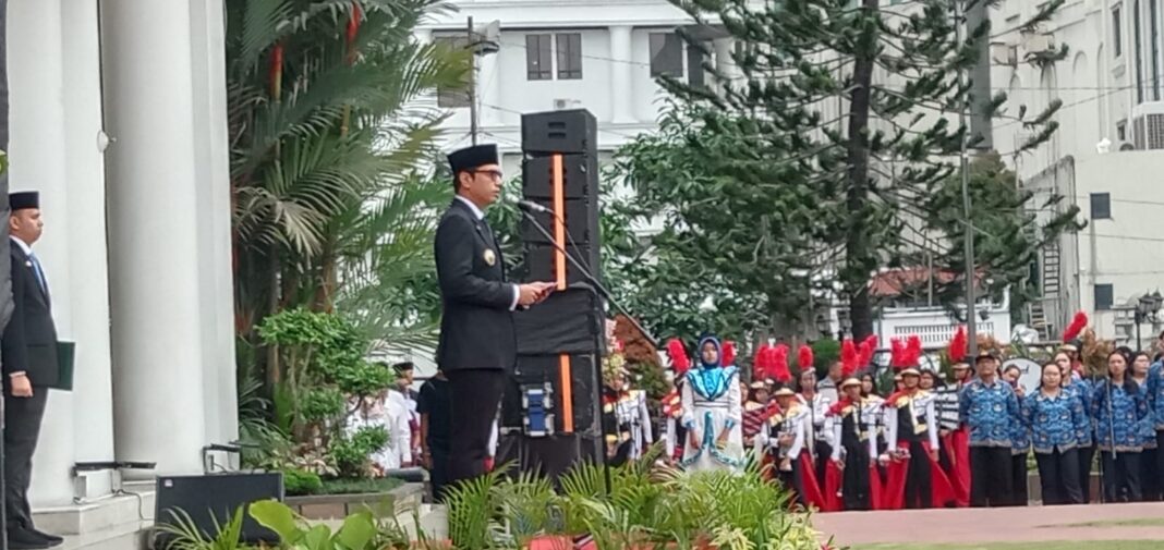 Wali Kota Medan Rico Tri Putra Bayu Waas membacakan amanat Menteri Komunikasi dan Digital Republik Indonesia saat upacara peringatan Hari Kebangkitan Nasional ke-118 di Medan, Selasa (20/5/2026). Dalam amanat tersebut, pemerintah menekankan pentingnya menjaga generasi muda dan memperkuat kedaulatan digital bangsa di era modern.