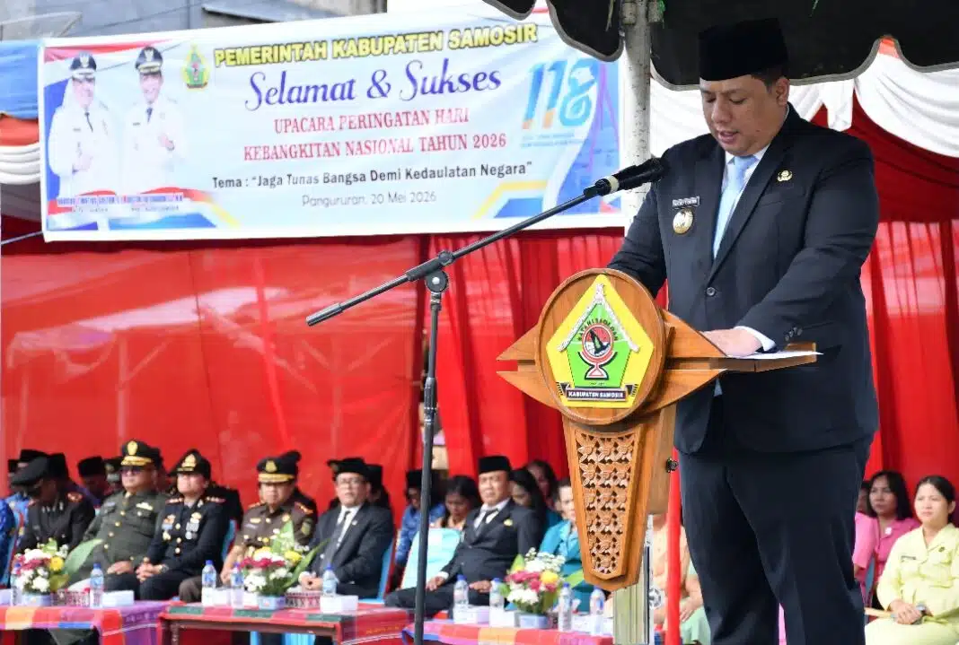 Bupati Samosir Vandiko Timotius Gultom memimpin upacara peringatan Hari Kebangkitan Nasional ke-118 di Tanah Lapang Pangururan, Rabu (20/5/2026). Dalam amanatnya, Vandiko mengajak generasi muda Samosir bangkit menghadapi era digital tanpa kehilangan identitas budaya dan semangat nasionalisme.