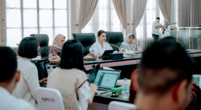 Ketua Dekranasda Sumatera Utara, Kahiyang Ayu Bobby Nasution, menghadiri rapat persiapan BTN Indonesia Fashion Week (IFW) 2026 bersama panitia pusat di Aula Tengku Rizal Nurdin, Medan, Senin (25/5/2026). Sumut resmi terpilih menjadi tuan rumah IFW 2026 dengan mengusung tema “Ulos Simetria” untuk memperkenalkan kain Ulos dan karya desainer daerah ke panggung nasional hingga internasional.