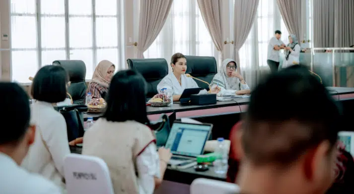 Ketua Dekranasda Sumatera Utara, Kahiyang Ayu Bobby Nasution, menghadiri rapat persiapan BTN Indonesia Fashion Week (IFW) 2026 bersama panitia pusat di Aula Tengku Rizal Nurdin, Medan, Senin (25/5/2026). Sumut resmi terpilih menjadi tuan rumah IFW 2026 dengan mengusung tema “Ulos Simetria” untuk memperkenalkan kain Ulos dan karya desainer daerah ke panggung nasional hingga internasional.