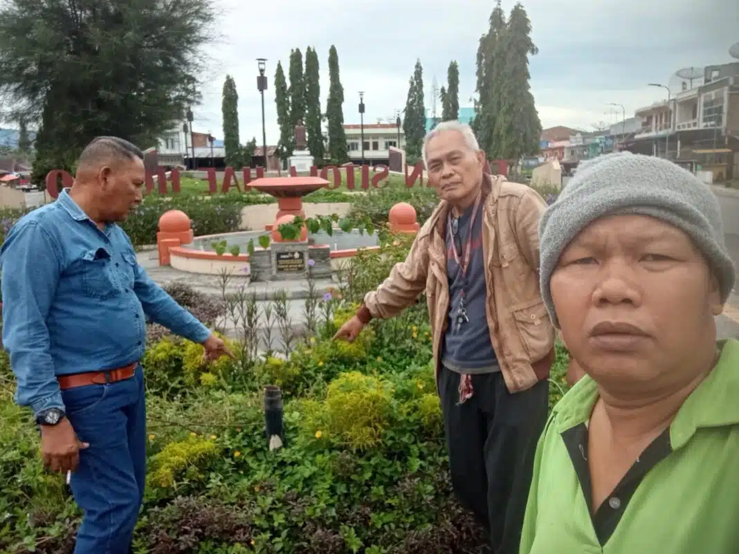 Kapolsek Pangururan Pak Dalimunthe bersama Efendy Naibaho dan Arifin tinjau lokasi di Jantung Kota Pangururan, Gaba-Gaba Sitolu Hae Horbo Hilang.