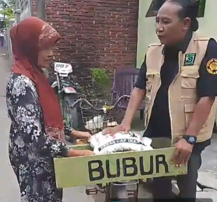 Relawan Jurnalis KSJ menyerahkan bantuan sembako kepada para janda lansia dhuafa dan pedagang keliling dalam kegiatan Sedekah Jumat di kawasan Mabar, Medan, Jumat (8/5/2026).