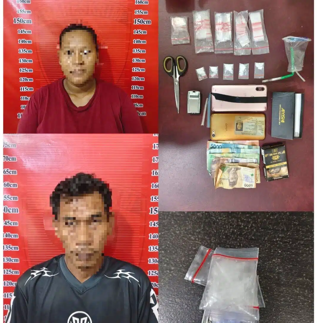 Personel Satres Narkoba Polres Sergai memperlihatkan dua tersangka pasangan suami istri beserta barang bukti sabu saat diamankan di Mapolres Sergai, Minggu (17/5). Pasutri tersebut ditangkap di sebuah lesehan di Desa Pantai Cermin Kiri, Kecamatan Pantai Cermin, karena diduga menjalankan bisnis narkotika jenis sabu.