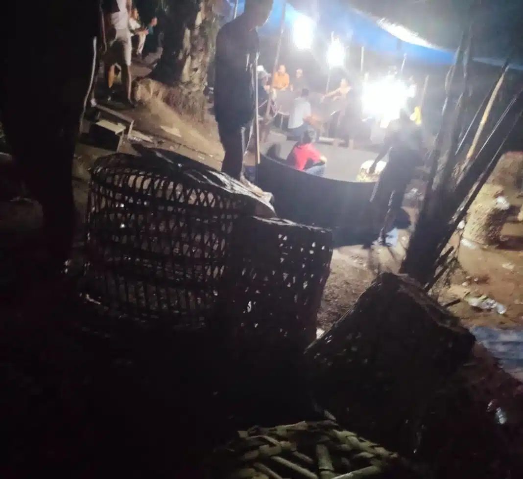Aktivitas perjudian sabung ayam di Desa Lingga Tiga, Kecamatan Bilah Hulu, Kabupaten Labuhanbatu, disebut masih bebas beroperasi dan meresahkan warga. Lokasi arena judi diduga rutin digunakan tiga kali dalam sepekan dengan nilai taruhan mencapai puluhan juta rupiah.