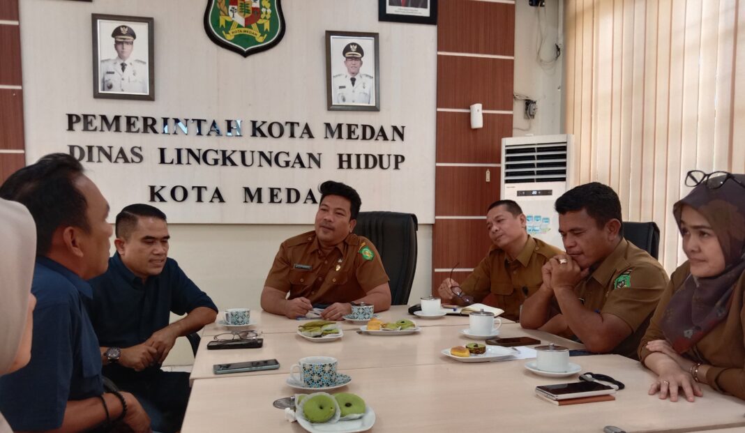 Pengurus Persatuan Wartawan Pemko Medan (PWPM) saat bersilaturahmi dengan jajaran Dinas Lingkungan Hidup (DLH) Kota Medan, Selasa (19/5/2026). Pertemuan tersebut membahas penguatan sinergitas media dan pemerintah dalam mendukung program kebersihan serta penataan Kota Medan.