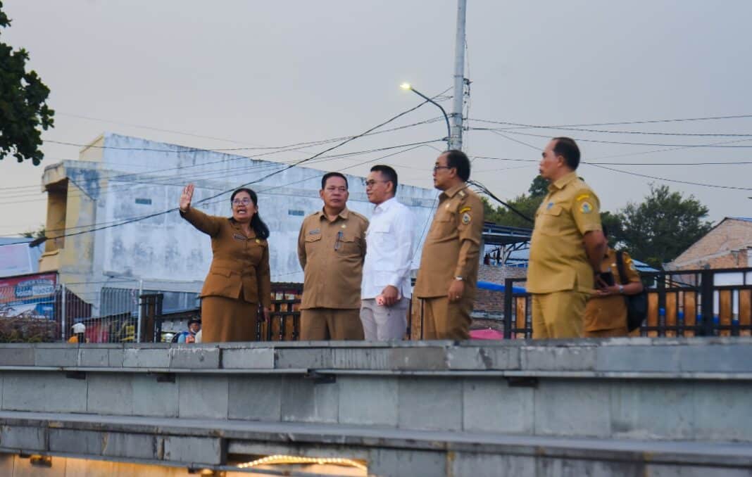 Wakil Bupati Samosir Ariston Tua Sidauruk menyambut hangat kedatangan Wakil Walikota Medan Zakiyuddin Harahap, Senin (25/05/2026). Keduanya tampak berjalan berdampingan mengelilingi kawasan waterfront.