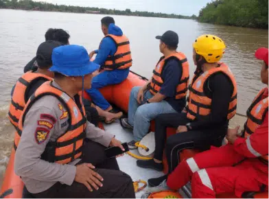 Tim gabungan dari Sat Polairud Polres Tanjung Jabung Barat, Basarnas Kuala Tungkal, BPBD, dan warga melakukan pencarian terhadap dua pekerja yang hilang akibat runtuhnya jembatan penyeberangan di Sungai Limau, Desa Sungai Landak, Kecamatan Senyerang, Rabu (20/5/2026).
