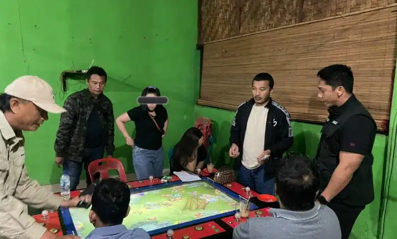 Personel Satreskrim Polres Karo mengamankan dua perempuan beserta barang bukti dua unit mesin tembak ikan, chip pengisi koin, dan uang tunai hasil penggerebekan praktik perjudian di sebuah kedai kopi depan Kantor Pos Tigabinanga, Kamis (7/5/2026) malam.