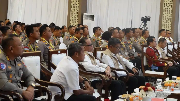 Direktur Pendidikan dan Pelatihan Antikorupsi ACLC KPK, Yonathan Demme Tangdilintin bersama jajaran kepolisian saat membuka Pelatihan Tata Nilai, Penguatan Integritas dan Antikorupsi (PELATNAS) yang diikuti 239 personel Polda Jawa Timur di Gedung Mahameru, Surabaya, 12-13 Mei 2026. Pelatihan ini bertujuan memperkuat budaya integritas dan pelayanan publik bebas korupsi di lingkungan Polri.