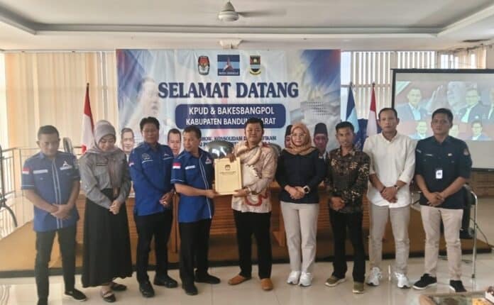 Ketua KPU Bandung Barat, Rifqi Achmad Sulaeman, bersama perwakilan Kesbangpol Kabupaten Bandung Barat saat melakukan roadshow konsolidasi dan verifikasi partai politik di Sekretariat DPC Partai Demokrat Kabupaten Bandung Barat, Selasa (26/5/2026). Kegiatan tersebut membahas persiapan administrasi dan penguatan struktur partai menuju Pemilu 2029.