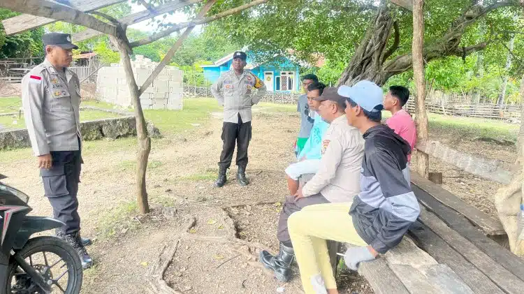Personel Polsek Rote Barat Daya saat melaksanakan patroli KRYD dan menyampaikan imbauan kamtibmas kepada masyarakat di wilayah Rote Barat Daya, Sabtu (02/05/2026).