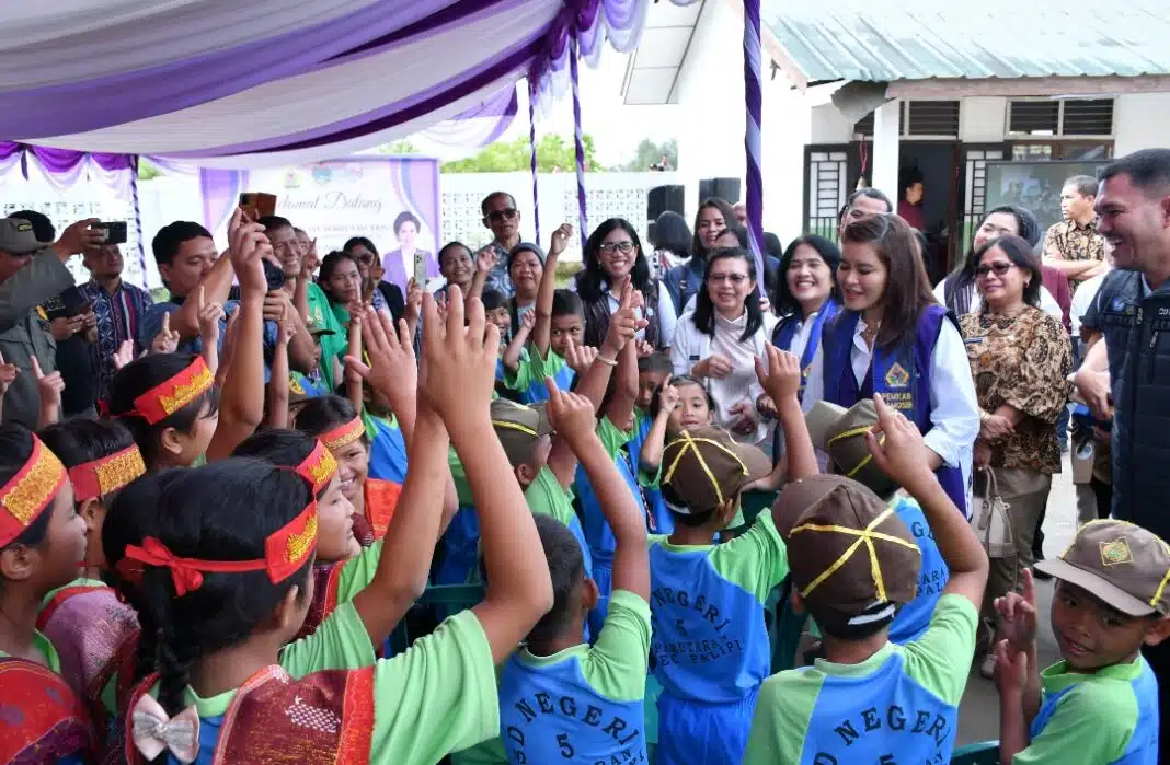 Ketua Pembina Posyandu Sumatera Utara, Kahiyang Ayu, meninjau pelayanan Posyandu di SD Negeri 5 Pamutaran, Kecamatan Palipi, Kabupaten Samosir, Rabu (21/05/2026), sekaligus melantik dokter kecil, membagikan bantuan perlengkapan sekolah, serta menyerahkan hadiah sepeda kepada siswa.