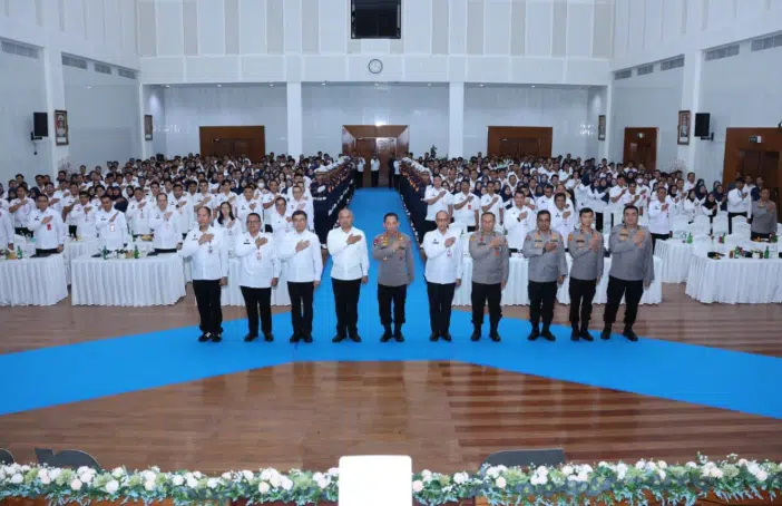 Kapolri Jenderal Listyo Sigit Prabowo menerima tanda kehormatan Adhi Bhakti Senapati dari Badan Siber dan Sandi Negara (BSSN) di Jakarta, Rabu (6/5/2026).