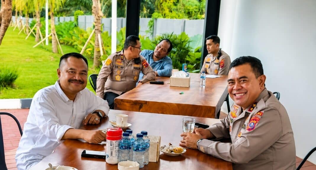 Ketua Persatuan Wartawan Indonesia Sumatera Utara, Farianda Putra Sinik bersama Kapolda Sumut Whisnu Hermawan Februanto usai kegiatan silaturahmi dan diskusi terkait penguatan sinergi antara kepolisian dan insan pers di Sumatera Utara.