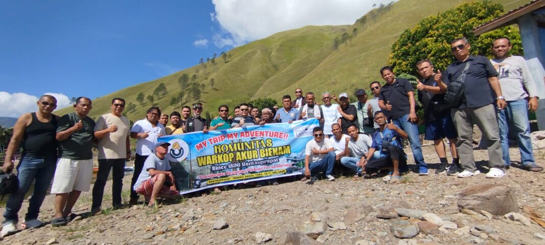 Komunitas Akur Bienam Rantauprapat berkunjung ke Pantai Gajah Tidur di Desa Paropo, Kecamatan Silahisabungan, Kabupaten Dairi, dalam agenda kebersamaan bertajuk “My Trip My Adventure”. (dia)