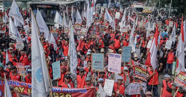Ribuan buruh memadati kawasan Monumen Nasional, Jakarta, saat peringatan May Day 2026, Jumat (1/5/2026). Kegiatan berlangsung tertib dan meriah, dengan harapan aspirasi pekerja dapat didengar langsung oleh Presiden Prabowo Subianto.