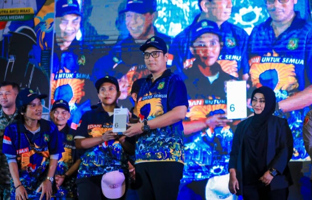 May Day Medan 2026 berlangsung meriah di Pardede Hall. Wali Kota Medan Rico Waas turun dari panggung, bernyanyi bersama buruh, sekaligus menegaskan komitmen pemerintah dalam memperjuangkan kesejahteraan dan perlindungan hak pekerja.