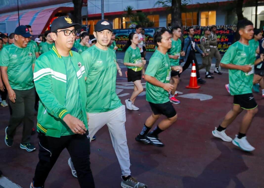 Wali Kota Medan Rico Tri Putra Bayu Waas melepas sekaligus ikut berlari bersama ribuan peserta dalam event Milo Activ Indonesia Race 2026 di Lapangan Benteng Medan, Minggu (10/5/2026).