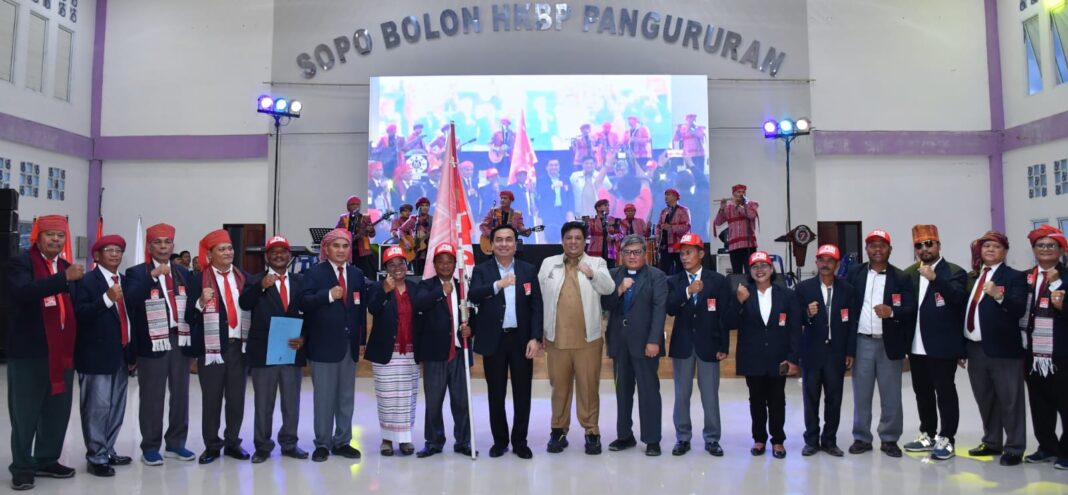 Bupati Samosir Vandiko T. Gultom bersama Ketua Umum PSBI Effendi Muara Sakti Simbolon menghadiri konsolidasi dan pelantikan pengurus PSBI Wilayah Samosir, Wilayah Tele serta 38 sektor di Sopo Bolon HKBP Pangururan, Selasa (12/5/2026). Kegiatan berlangsung penuh nuansa adat dan kekeluargaan sebagai upaya memperkuat persatuan pomparan Simbolon di Kabupaten Samosir.