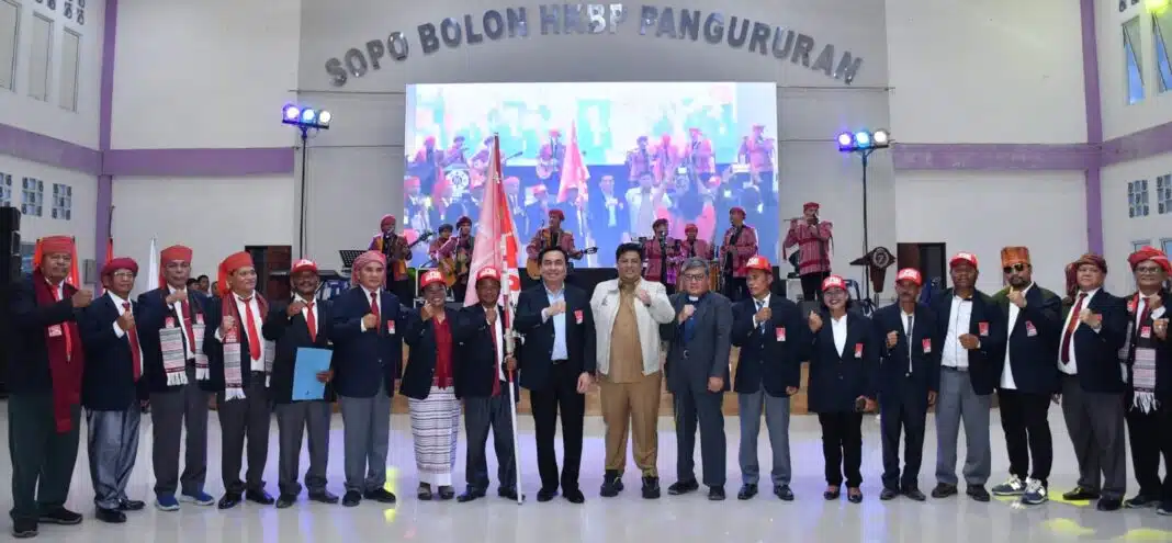 Bupati Samosir Vandiko T. Gultom bersama Ketua Umum PSBI Effendi Muara Sakti Simbolon menghadiri konsolidasi dan pelantikan pengurus PSBI Wilayah Samosir, Wilayah Tele serta 38 sektor di Sopo Bolon HKBP Pangururan, Selasa (12/5/2026). Kegiatan berlangsung penuh nuansa adat dan kekeluargaan sebagai upaya memperkuat persatuan pomparan Simbolon di Kabupaten Samosir.