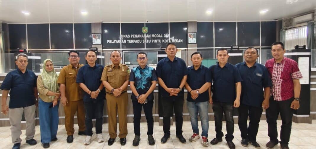 Ketua Muhammad Edison Ginting bersama jajaran pengurus PWPM Kota Medan melakukan kunjungan silaturahmi ke DPMPTSP Kota Medan dan disambut Kepala DPMPTSP Rasyid Ridho Nasution, Selasa (12/5/2026). Pertemuan tersebut membahas penguatan sinergi media dan pemerintah dalam mendukung pelayanan publik serta promosi investasi Kota Medan.