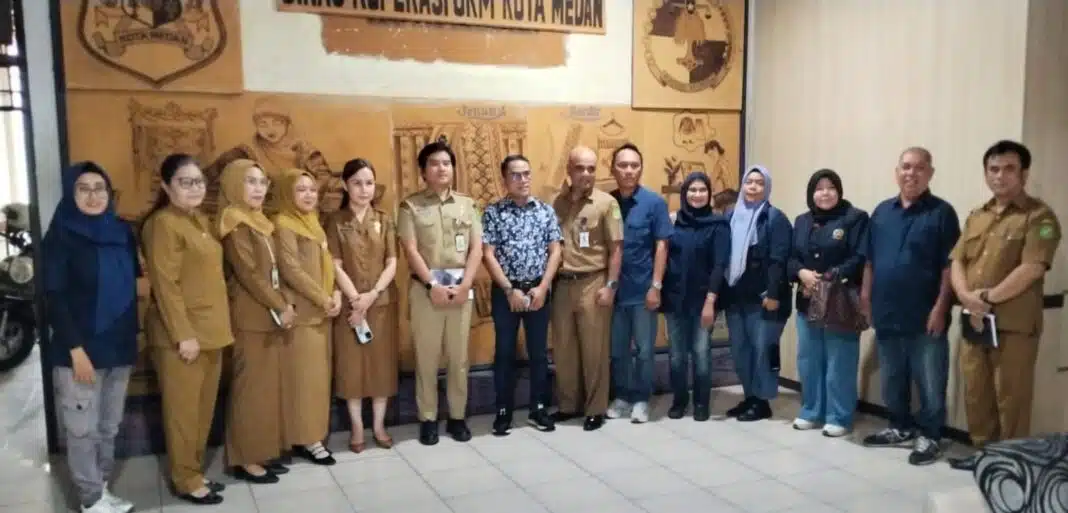 Ketua Koordinator PWPM, Muhammad Edison Ginting bersama jajaran melakukan silaturahmi dan dialog terbuka dengan Kepala Diskop UKM Perindag Kota Medan, Hendra Ridho Gunawan Siregar, di Kantor Diskop UKM Perindag Kota Medan, Senin (18/5/2026). Pertemuan tersebut membahas penguatan sinergi dalam mendukung program ekonomi kerakyatan dan pengembangan UMKM di Kota Medan.