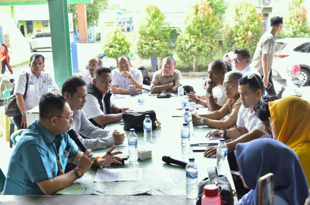 Ketua DPRD Kota Medan Wong Chun Sen bersama OPD terkait meninjau kondisi Pasar Aksara Baru Medan di Jalan Mesjid, Kecamatan Medan Tembung, Kamis (14/05/2026). Kunjungan dilakukan untuk merespons keluhan pedagang terkait kondisi pasar yang sepi sejak diresmikan pada 2022.