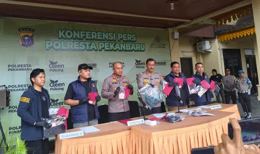 Polisi menunjukkan para pelaku pembunuhan Dumaris Boru Sitio (60) yang ditangkap setelah sempat melarikan diri ke Aceh dan Sumatera Utara, dengan bukti rekaman CCTV yang mengungkap aksi kejahatan di rumah korban di Pekanbaru.