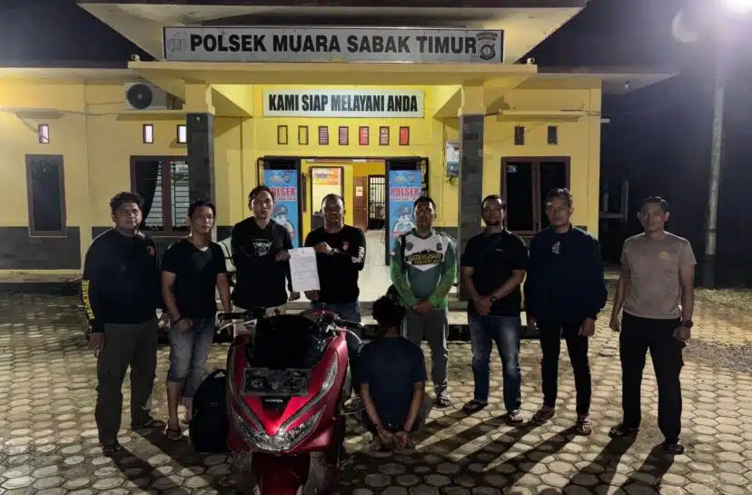 Petugas gabungan dari Polsek Nipah Panjang, Polsek Muara Sabak Timur dan Tim Opsnal Satreskrim Polres Tanjab Timur menunjukkan sepeda motor Honda PCX hasil curian yang berhasil diamankan usai pelaku ditangkap kurang dari 24 jam setelah beraksi di Kecamatan Nipah Panjang, Kabupaten Tanjung Jabung Timur, Kamis (14/5/2026).