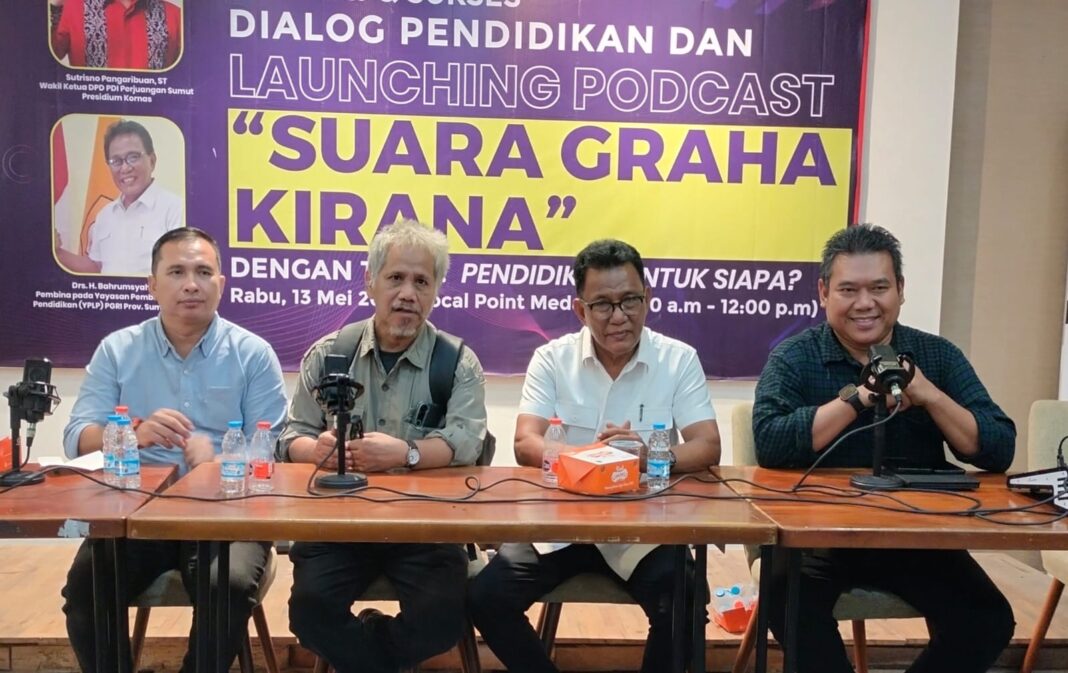 Pembina YPLP PGRI Sumatera Utara Bahrumsyah (kemeja putih), usai menyampaikan pandangannya dalam dialog bertajuk “Pendidikan Untuk Siapa?” di Ruang Harvard Focal Point Mall, Medan.