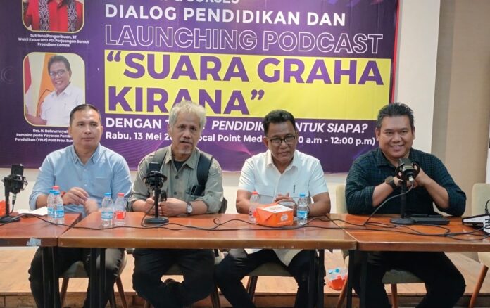 Pembina YPLP PGRI Sumatera Utara Bahrumsyah (kemeja putih), usai menyampaikan pandangannya dalam dialog bertajuk “Pendidikan Untuk Siapa?” di Ruang Harvard Focal Point Mall, Medan.