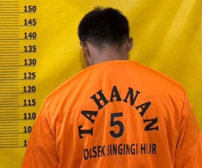 Personel Polsek Singingi Hilir mengamankan tersangka kasus pengeroyokan yang sebelumnya masuk Daftar Pencarian Orang (DPO) di wilayah Desa Petai, Kecamatan Singingi Hilir, Kabupaten Kuantan Singingi, Senin (18/5/2026). Polisi masih memburu satu pelaku lain yang diduga terlibat dalam aksi kekerasan tersebut.