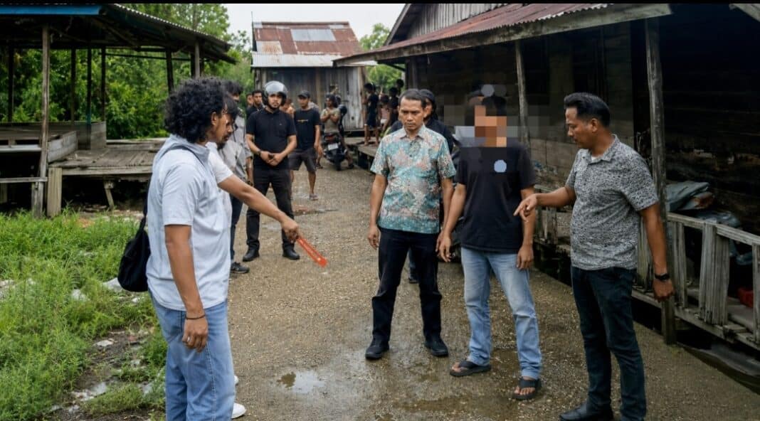 Petugas Satreskrim Polres Tanjung Jabung Barat memperlihatkan terduga pelaku penikaman berinisial DI (25) beserta barang bukti yang diamankan setelah pengungkapan kasus penganiayaan berat di kawasan Pasar Sialang, Desa Teluk Sialang, Kecamatan Tungkal Ilir. Pelaku ditangkap kurang dari tiga jam setelah kejadian yang mengakibatkan korban RI (51) mengalami luka tusuk di bagian dada dan harus menjalani perawatan medis. (Foto: Humas Polres Tanjung Jabung Barat)