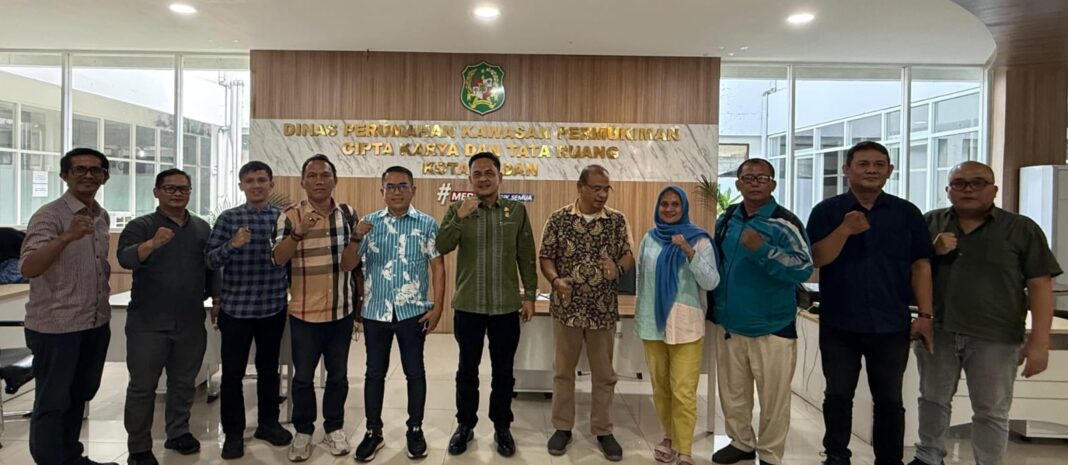 Kepala Dinas Perumahan Kawasan Permukiman Cipta Karya dan Tata Ruang Kota Medan John Ester Lase menerima kunjungan silaturahmi pengurus Persatuan Wartawan Pemko Medan di Kantor Dinas Perkimcikataru Kota Medan, Jumat (22/5/2026), guna memperkuat sinergi media dan pemerintah dalam mendukung pembangunan Kota Medan.