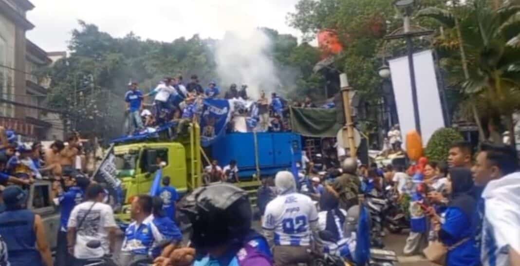 Ribuan Bobotoh memadati jalan-jalan utama Kota Bandung saat menggelar pesta rakyat dan konvoi kemenangan usai Persib Bandung memastikan diri menjadi juara Liga 1 Indonesia 2025/2026, Minggu (24/5/2026). Lautan biru dan sorak sorai suporter mewarnai perayaan bersejarah yang menjadikan Persib sebagai klub dengan koleksi gelar Liga 1 terbanyak.